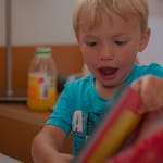 Cédric beim Auspacken